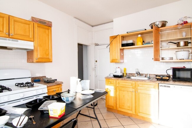 Building Photo - Great BU two bedroom, high ceilings, great living room