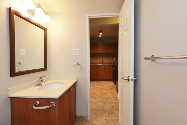 Building Photo - 230 Oak St