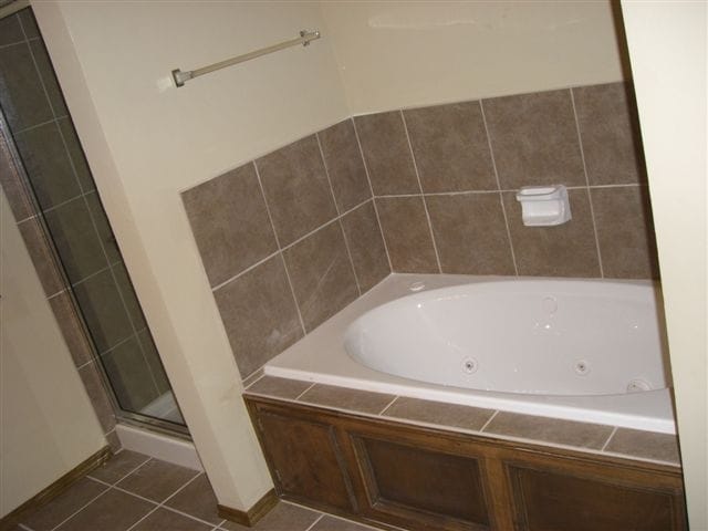 Building Photo - 3 bed, 2 bath, 2 car garage home in Yukon!