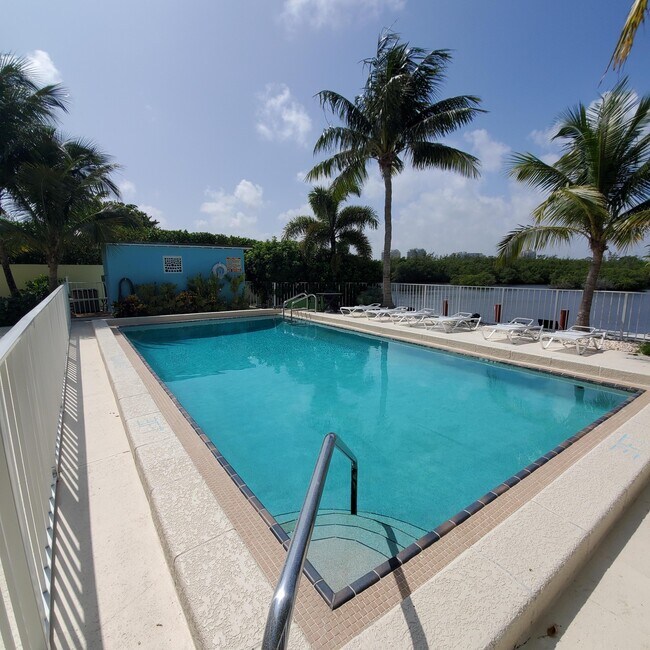 Foto del edificio - 6520 N Ocean Blvd