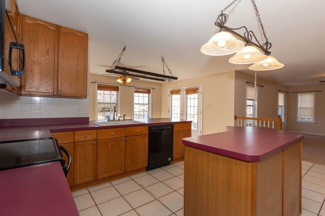 Foto del edificio - 4 bed, 2.5 bath Single Family Home in Charles Town's Locust Hill Community