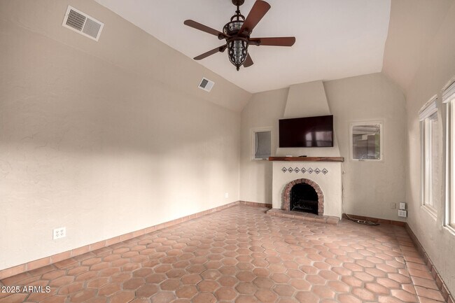 Foto del edificio - 1509 E Cheery Lynn Rd