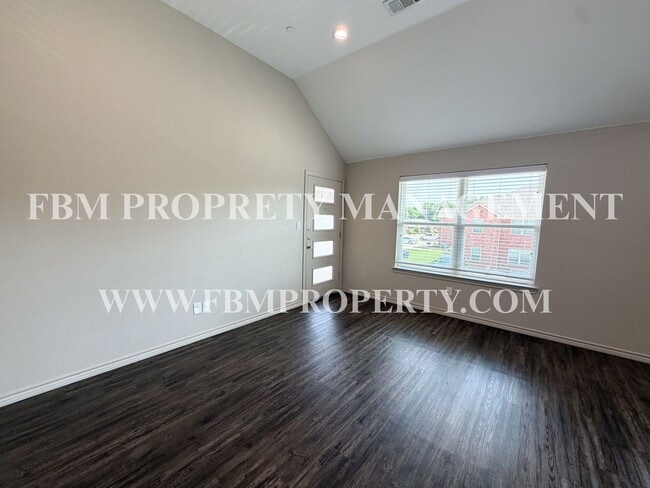 Building Photo - 1203 N Clay St