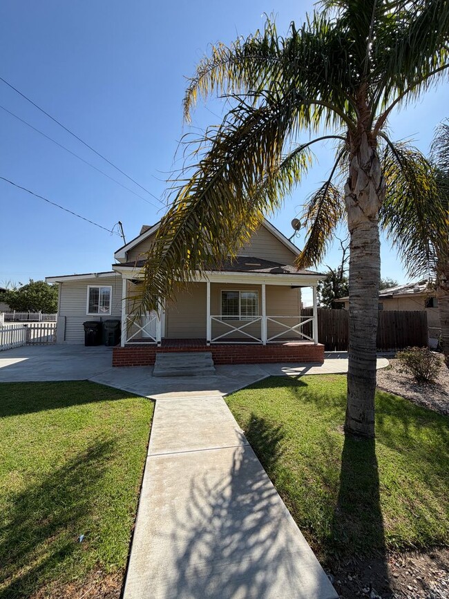 Building Photo - 114 N 12th Ave