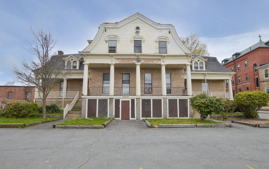 Foto principal - 1049 Pleasant St