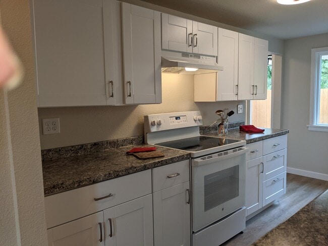 Building Photo - 8285 Meadowbrook Way SE