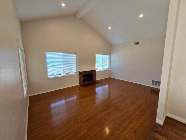 Building Photo - 3 Bedroom 2 Bath Home,