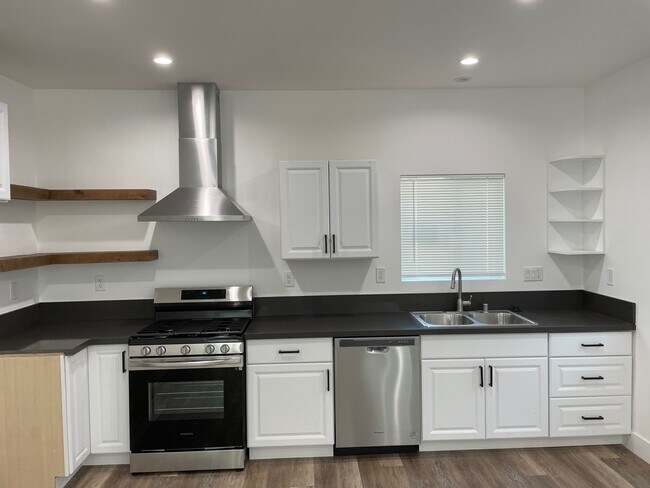 Cocina - 143 N Barranca Ave