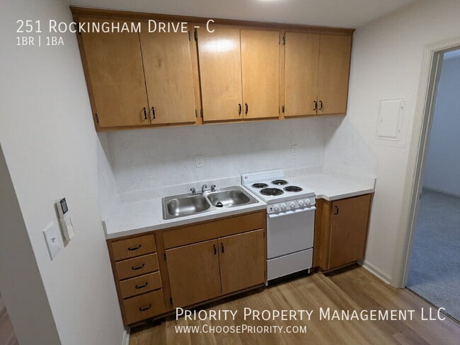 Foto del edificio - 251 Rockingham Dr