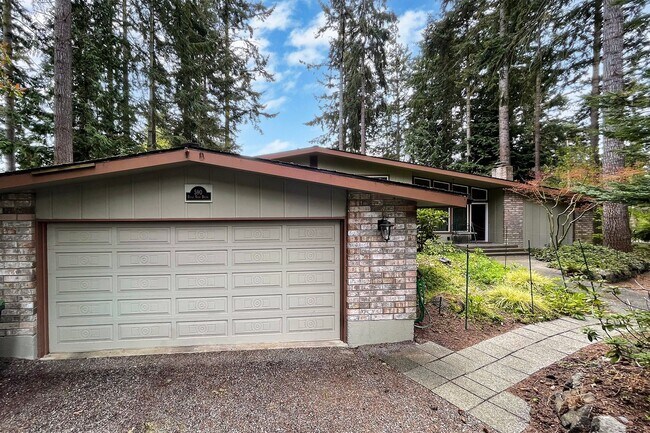 Building Photo - Fully Furnished Home