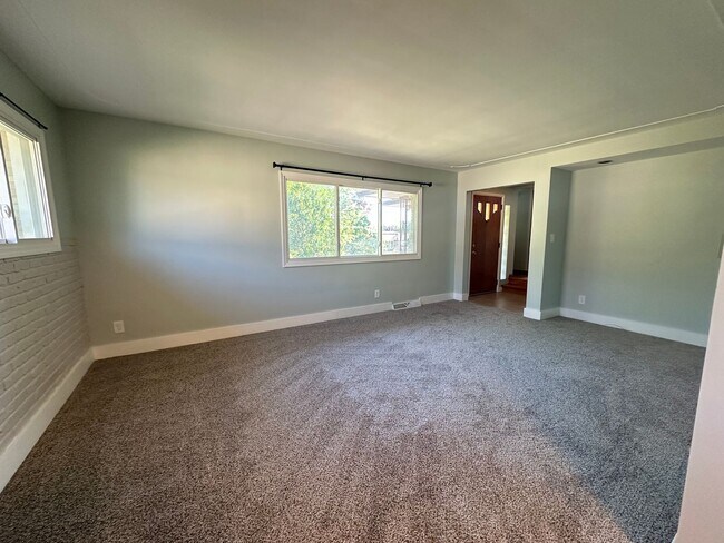 Foto del edificio - Three Bedroom Single Family Home on NW Side!