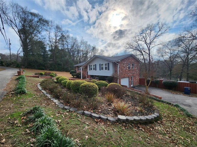 Foto del edificio - 3706 Jasmine Hill Rd