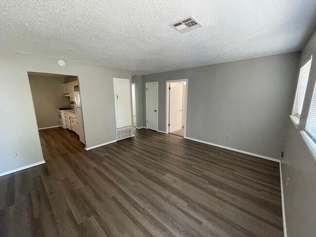 Building Photo - 2 Bed 1 Bath Duplex in Choctaw