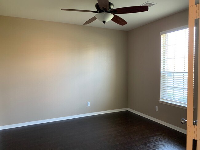 Building Photo - 1010 Messina Ln