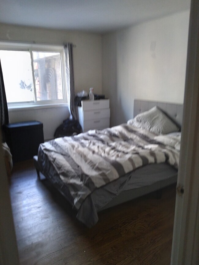 Dormitorio espacioso con amplios armarios (2) - 510 W Fullerton Pkwy