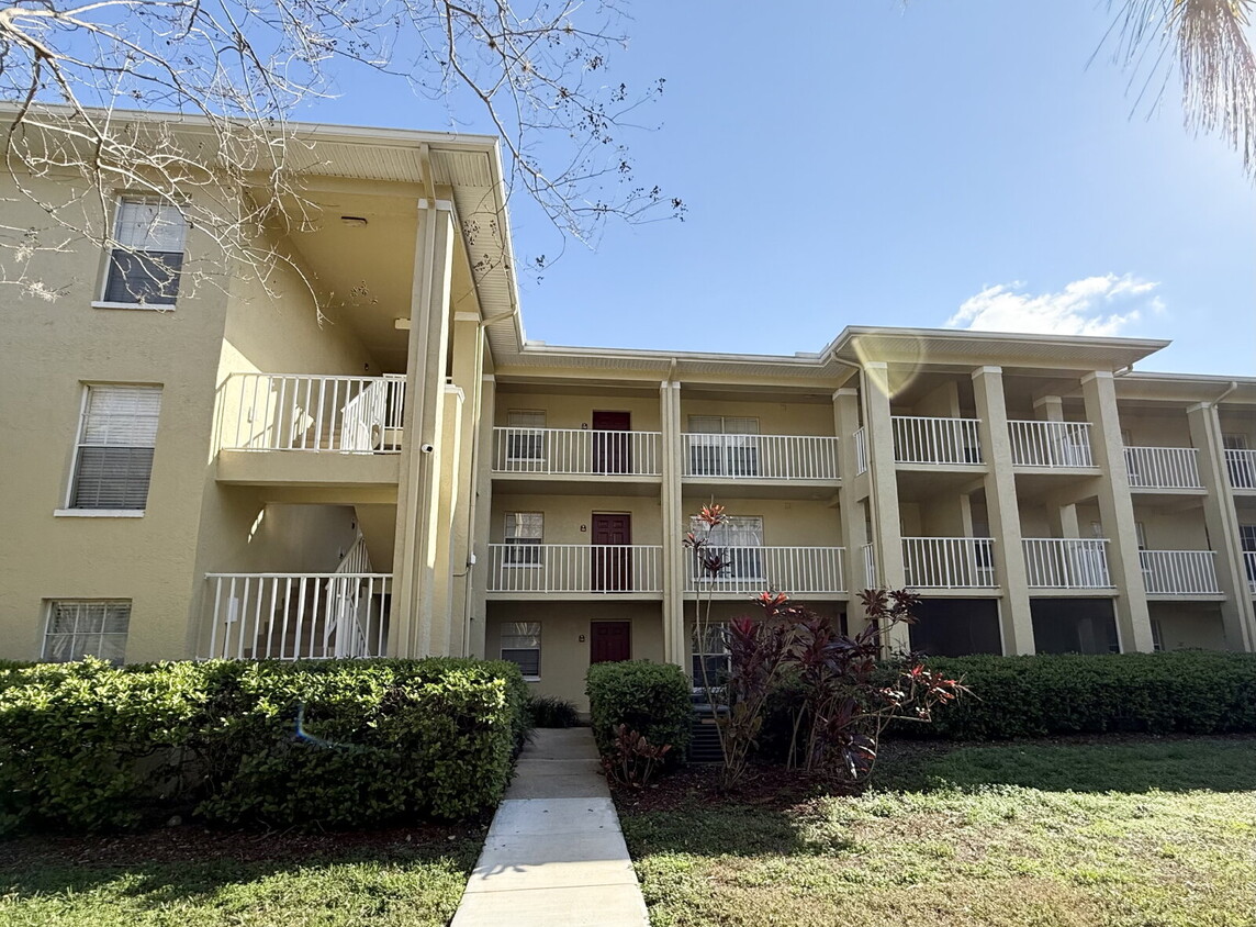 Foto principal - Spacious 2-Bed, 2-Bath Condo in Palm Harbor!