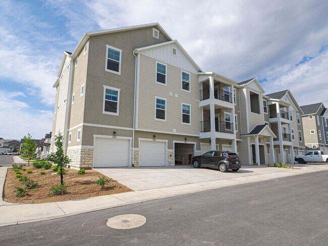 Building Photo - 6667 Twin Rocks Ln