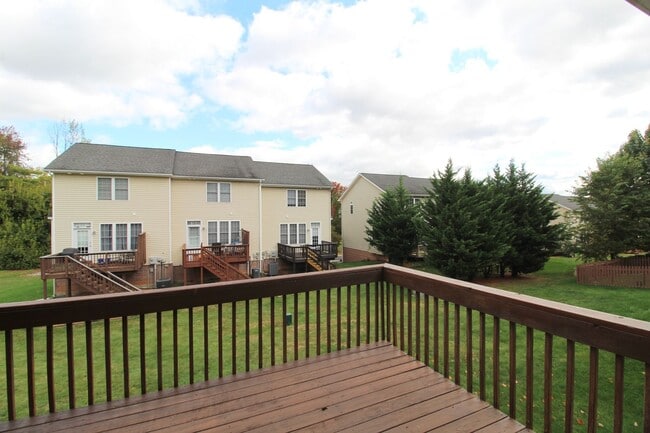 Building Photo - 3 Bedroom townhome with basement!