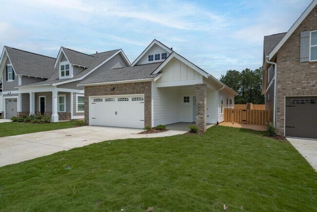 Building Photo - One level living with Two car Garage!