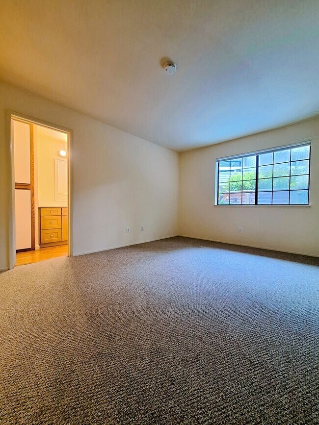 Foto del edificio - Refurbished Condo on 1st Floor With Laundry, Patio, Garage; Next to Pool!