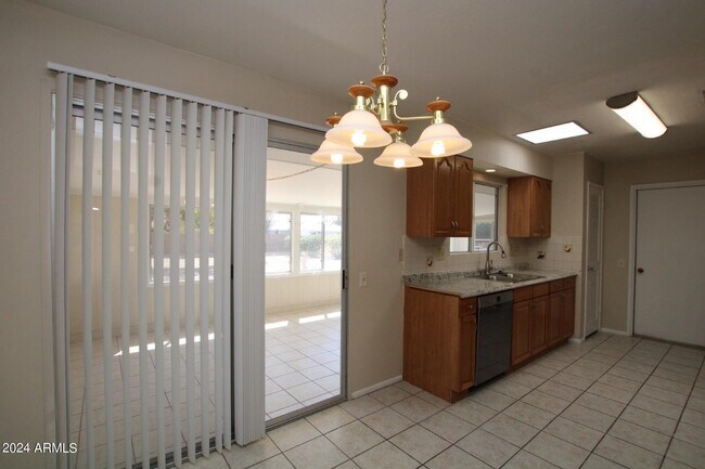 Building Photo - 16854 N Meadow Park Dr