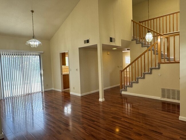 Building Photo - Roseville home with new carpet, paint, & shutters. Landscaper included!