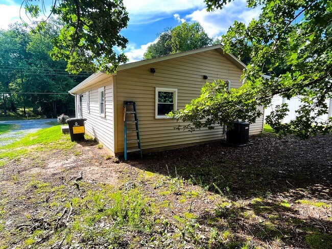 Building Photo - Cute 3 Bedroom 1 Bathroom in Winston Salem
