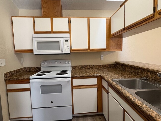 Building Photo - Single story beauty!  2 bedroom, 1.5 bath ...