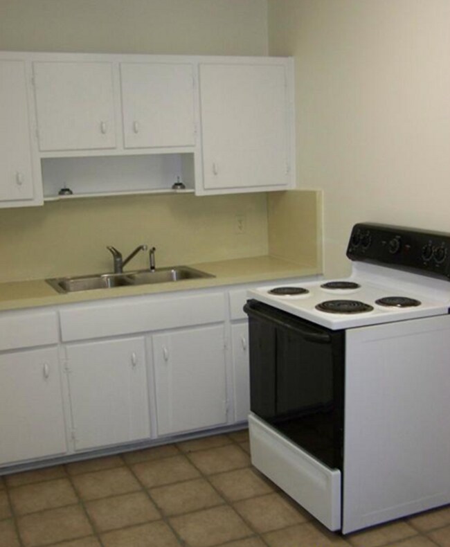Building Photo - Cozy, Cute Tiny House, March, 2026 Move-in...
