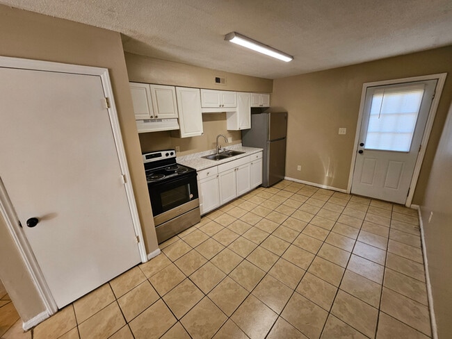 Building Photo - 2821 Club Plaza Rd