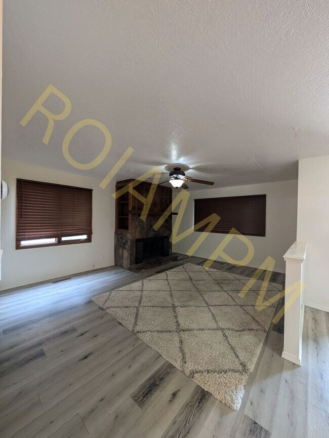 Foto del edificio - 143 Robbins Ave