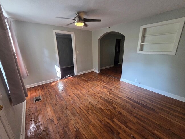 Building Photo - 5862 E Heights Dr