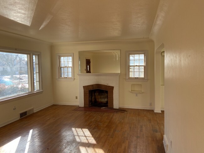 Building Photo - Stunning home on Sheridan