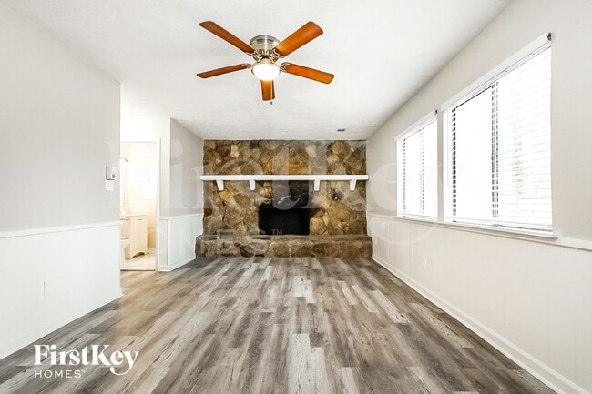 Foto del edificio - 855 Lost Creek Cir