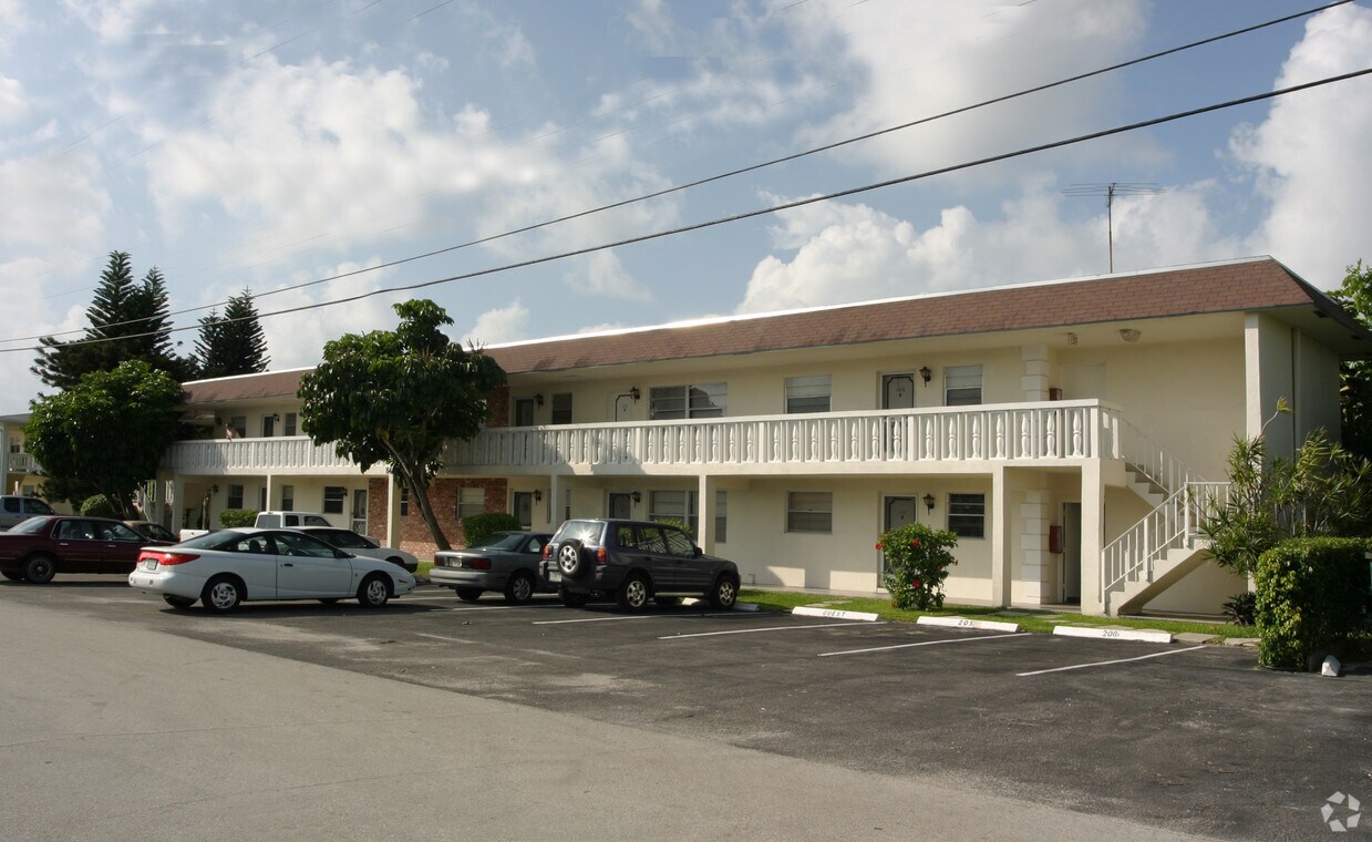 Building View - 840 Pine Dr