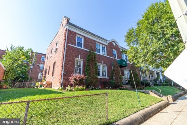 Foto del edificio - 321 Adams St NE