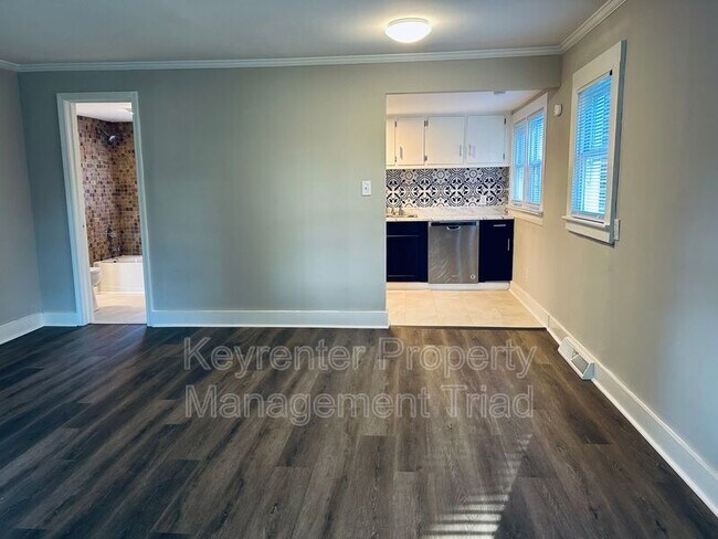 Foto del edificio - 5087 Meadowbrook Dr