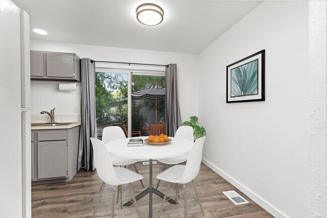 Foto del edificio - 4897-4897 Basswood Dr