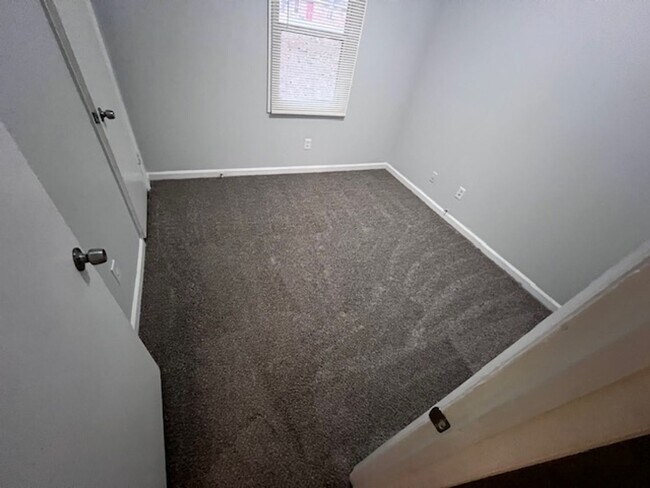 Building Photo - Move In Ready Spacious & Beautiful 3 Bedroom Duplex Unit Available!!!