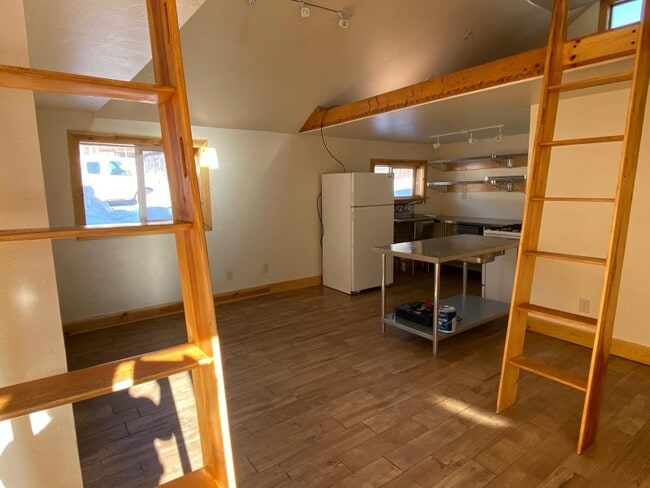 Building Photo - 5364 Montezuma Rd