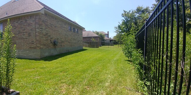 Building Photo - 2416 Stone Castle Cir