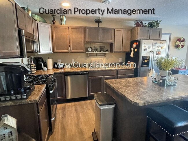 Building Photo - End Unit Town Home, Walk Out Patio, 2 Car ...