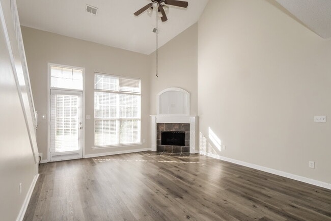 Foto del edificio - 4623 Tulip Bend Dr