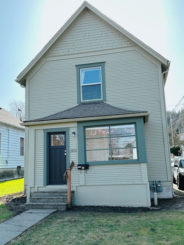Primary Photo - PRELEASE for Sept: 4bd/1bath near WWU