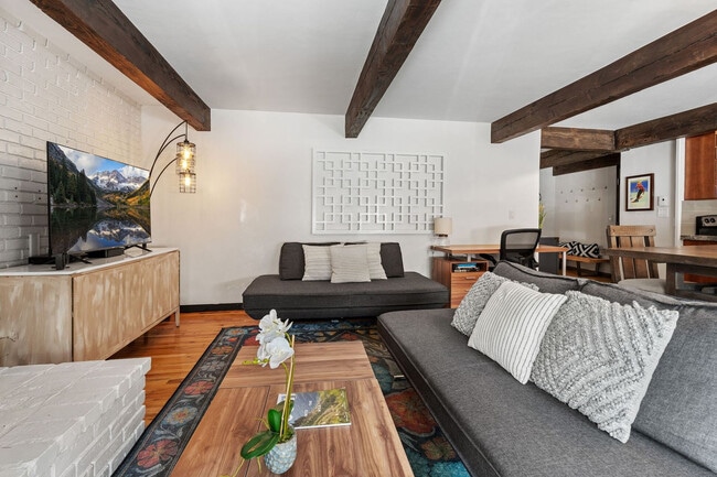 Building Photo - 1039 E Cooper Ave