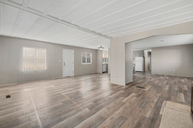 Building Photo - 3 Bed 2 Bath
