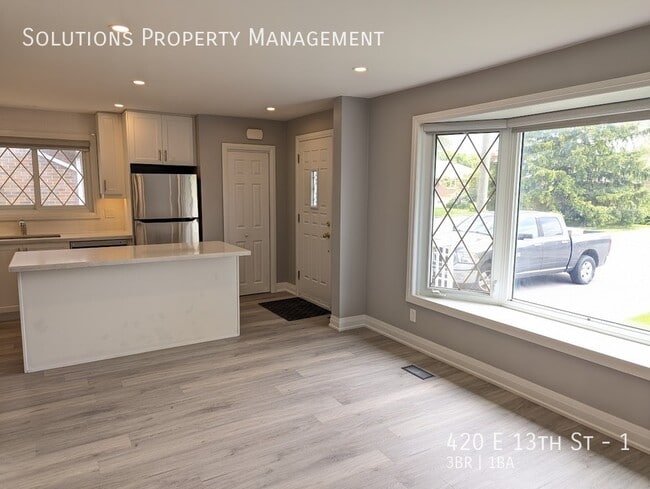 Building Photo - **Beautifully Updated 3 Bedroom Main Floor...