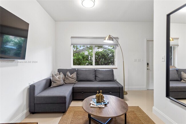 Foto del edificio - 327 NW 47th St