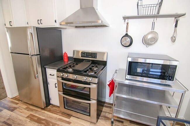 Foto del edificio - 116 1/2 24th ST Unit REAR