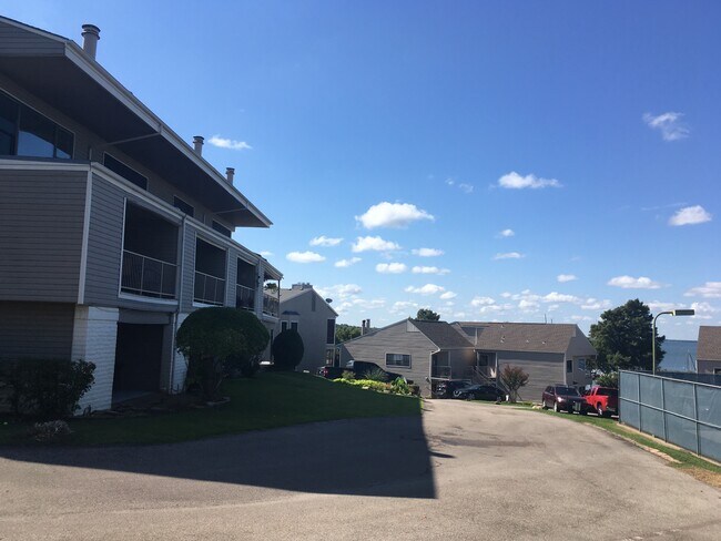 Building Photo - 426 Yacht Club Dr